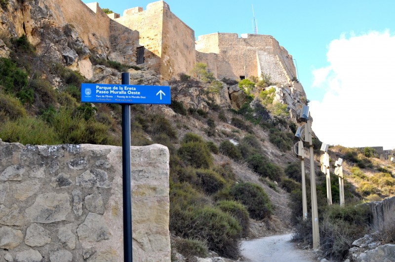 Walking path to the castle via Parque de la Ereta