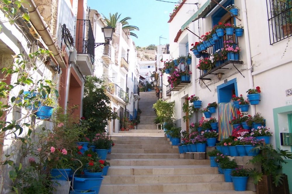 El Barrio Alicante by car – historic alley with flowers