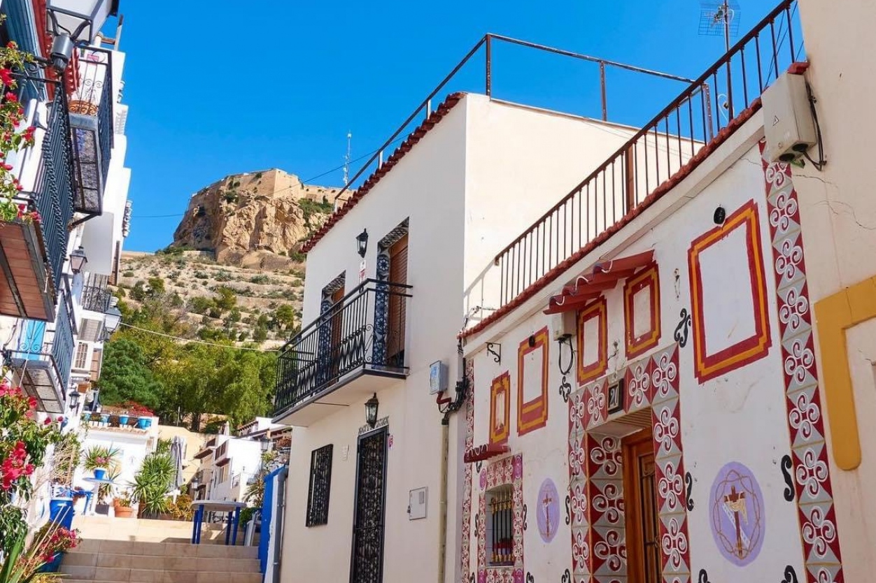 Rent a car in Alicante and visit El Barrio easily