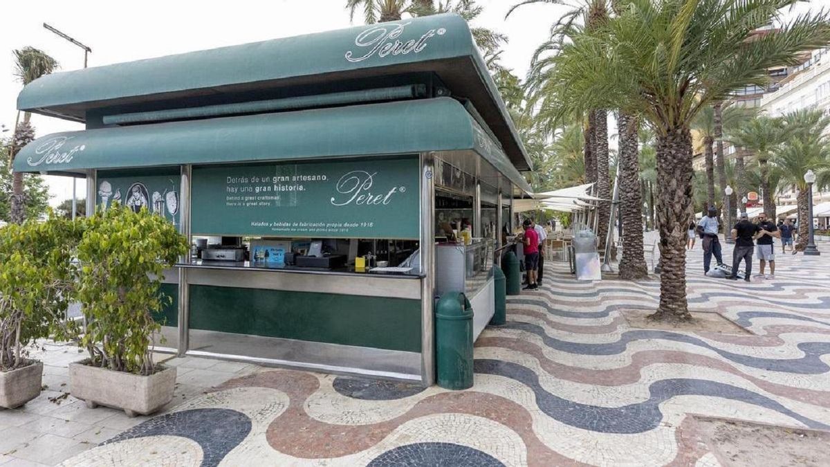 Local ice cream vendor on Explanada de España Alicante